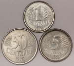Numismática. Lote com 1 Centavo 1944 Data vazada; 5 Centavos 1995 com trqço em cima do A de R de Brasil e 50 centavos 1995. Data vazada. 