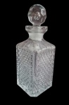 Linda e elegante garrafa para guardar bebida, em grosso cristal, ricamente lapidado denominada , bico de jaca. Medidas 23cm.