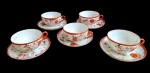 Lote com cinco xícaras de chá em porcelana japonesa casca de ovo, com decoração oriental em tons ocre e dourado. Possui delicada policromia,  apresentando figuras de mulheres vestindo quimonos em paisagem típicas. Marca da manufatura no fundo.  Duas apresenta trincado.