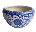Grande e bela porcelana, de origem oriental no padrão com florais e guirlanda azul e branco. Medida 27cm de diâmetro.