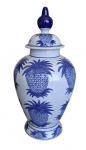 Grande e espetacular potiche em porcelana com elegante decoração de abacaxis. Medida 45 cm de altura.
