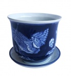 Belíssimo cachepô em porcelana azul e branca, pintura de flores e pássaros. Acompanha prato de apoio, medindo 10cm de altura e 10 cm de diâmetro.