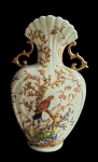 Belíssima floreira em porcelana oriental em feitio de ânfora com florais e pássaros, ostentando lindas alças trabalhadas e boca em formato ondulado. Medida 36cm de altura.