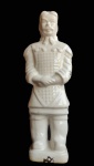 Grande guerreiro chinês em porcelana branca trabalhada. Medida 40 cm de altura.