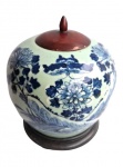Antigo e raro jarro de gengibre, em porcelana Chinesa azul e branco Celadon com decoração de florais, encimado por tampa de madeira torneada e sustentado por peanha também em madeira. Apresenta colado na tampa de madeira. Medidas 21x26cm. VEJA FOTO EXTRA.