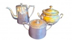 Lote contendo 2  açucareiros e 1 bule em metal prateado. Medidas Bule 14 cm, açucareiros 14cm e 9 cm. A presentam desgastes.