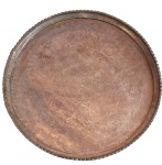 Grande medalhão em cobre com bordas trabalhadas e gravações de florais e animais nas extremidades e medalha central, guirlanda e imagens de prosperidade. Medidas. 67cm. Apresenta restauro. Veja foto extra.