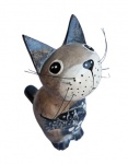 Singela escultura de gato com riquesa de acabamento e bela policromia. Medida 18 cm.