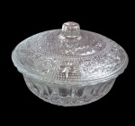 Antiga compoteira em vidro trablhado. Apresenta pequeno bicado na tampa. Medidas 13 cm de diâmetro.