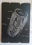 Placa deorativa com propaganda a COCA-COLA em simlar de madeira. Medida 60x37cm.