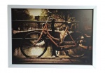 Quadro decorativo emoldurado com magem de bicicleta. Medida 38x53cm.