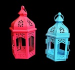 Lote com duas lanternas de metal vazado em com vidros de origem indiana. Medida da maior 18,5cm.