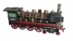 Grande locomotiva decorativa em metal e lata com riqueza de acabamentos e policromia. Medida 30 cm de compimento.
