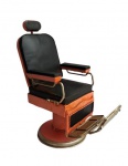 Cadeira de barbeiro confeccionada em metal e lata co mriqueza de acabamentos. Medida 20x23cm.