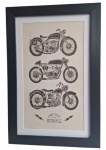 Quadro decorativo com moldura e paspatur e proteção de vidro, tendo figura de motos vintage. Medidas 45x30cm.