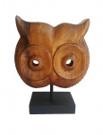 Escultura de coruja em bloco de madeira nobre sobre pedestal com base também de madeira. Medida 18x26cm.