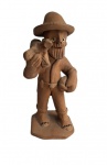 CAETANA - Escultura de barro cozido assinada na peça, representando lenhador. Medidas 12x6 cm.