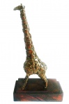 Espetacular e belíssima escultura de girafa com minucioso trabalho de união de vários pequenos pedaços de metal unidos (provavelmente bronze) formando a escultura de girafa. Base de madeira. Medida com a base. 37 cm de altura.