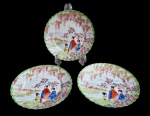 Lote com 3 (três) pratos em fina  porcelana casca de ovo japonesa, estilo Kutani, decorado com  desenho de gueixa com flores de glicínia  e uma borda verde ondulada. Esse tipo de porcelana é conhecida por ser pintada à mão e ter detalhes em relevo. Medidas 18cm