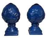 Par de pinhas em porcelana em belíssimo tom azul escuro. Medida 31 cm de altura.