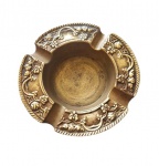 Lindo cinzeiro em bronze com decotarão de de cachos de uva em relevo. Medida 10,5 cm de diâmetro.