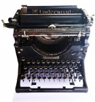 Antiga e rara máquina de escrever marca UNDERWOOD tipo torre. Funcionando, mas com alguns desgastes, perdas e precisando de revisão.