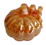 Abóbora em vidro iridescente com riqueza de acabamentos. Medida 10 cm de altura e 25cm de diâmetro.