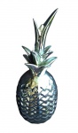 Elegante abacaxi decorativo em porcelana cromada com riqueza de acabamentos. Medida 30 cm de altura.