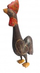 Grande e simpático galo esculpido em bloco de madeira de origem asiática. Medida 36 cm de altura.