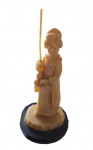 Grande grupo escultórico oriental  de figura com traje típico japonês. Medida 14cm.