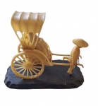 Grande grupo escultórico oriental  de figura com traje típico japonês sendo conduzida por carruagem. Medida 11,5x10cm