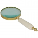 Belíssima lupa com cabo raiado branco e estrutura de metal dourado.