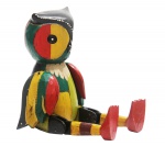 Simpática e bela coruja articulada, esculpida em bloco de madeira com bela policromia colorida. Medidas 29x12cm.