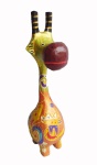 Simpática girafa em bloco de madeira com colorida e divertida policromia. Medida 28 cm de altura.