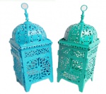 Lote com 2 (duas) lanternas indianas de metal policromado e com belos vazados. Medida 10x10x17cm.