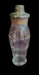 Antiga coqueteleira em cristal, com lapidação de folhagens , tampa em metal prateado e vedação de rolha. Década de 60. Medidas 25 cm. Apresenta 2 pequenos lascados na borda.