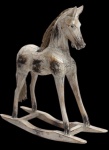 Magnífico cavalo de balanço esculpido em madeira, com crina em rafia e patina 49X52CM