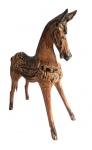 Grande cavalo esculpido em bloco de madeira com ricos trabalhos e policromia. Medida 39x41cm.