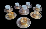 Lote com 5 (cinco) xícaras monogramadas para café com pegas e pires em metal espessurado a prata e 3 (três) acabamentos sem xícara .