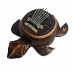 Kalimba, instrumento musical denominado piano de polegar feito em casaca de coco e madeira, representando uma Tartaruga. Medidas22x16cm.