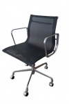 Cadeira de alta qualidade para escritório estilo EAMES (classic design) confeccionada em metal polido com assento e encosto telada, rotativa e com rodízios. VEJA FOTOS EXTRA.