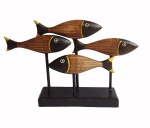 Grande e esmerada escultura de peixes em madeira ricamente trabalhada. Medida 33x50cm.