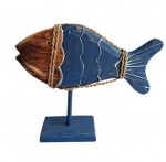 Escultura de peixe com aplicação de elemento decorativo e base também em bloco de madeira. Medida 30x26cm.
