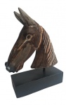 Cavalo esculpido em bloco de madeira sobre pedestal com base também de madeira. Medida 14x20cm.