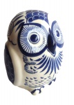 Coruja de porcelana branca e azul de origem asiática. Medida 16cm de altura.