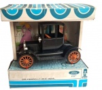 Antigo  e raro brinquedo  colecionável da Átima, representando FORD  T 1917 ( Vovô Móvel). Brinquedo na sua caixa original. Medidas do carrinho: 19,5x13x11 cm.