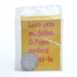 Medalha religiosa comemorativa do Brasil, 1980, em metal prateado, apresentada em embalagem original. 2,5 cm diam