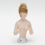 Half Doll em biscuit- lady de cabelo loiro natural, olhos azuis e delineados. Braços levemente levantados com punhos inclinados. Base numerada. Mede 14x7,5 cm