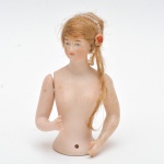 Coleção Half Doll - jovem senhora (biscuit). Base marcada Germany e numerada. Pequenas perdas nas pontas dos dedos.12x7,5 cm
