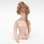 Coleção Half Doll - boneca de biscuit, com braços  completos, peruca de cabelo dourado natural , bochechas rosadas , semblante compassivo.  16x8 cm.